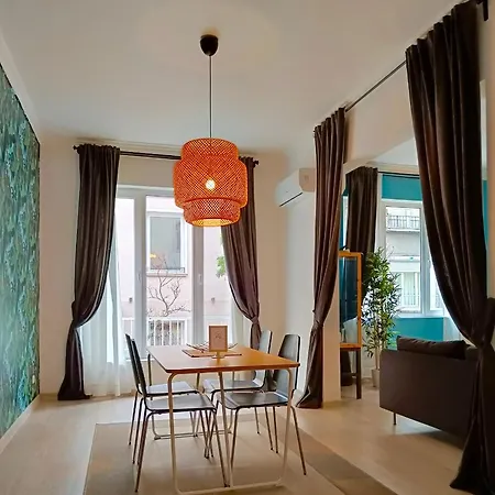 Newly Refurbished In The City Center Sófia