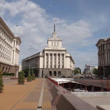 Newly Refurbished In The City Center Apartment *